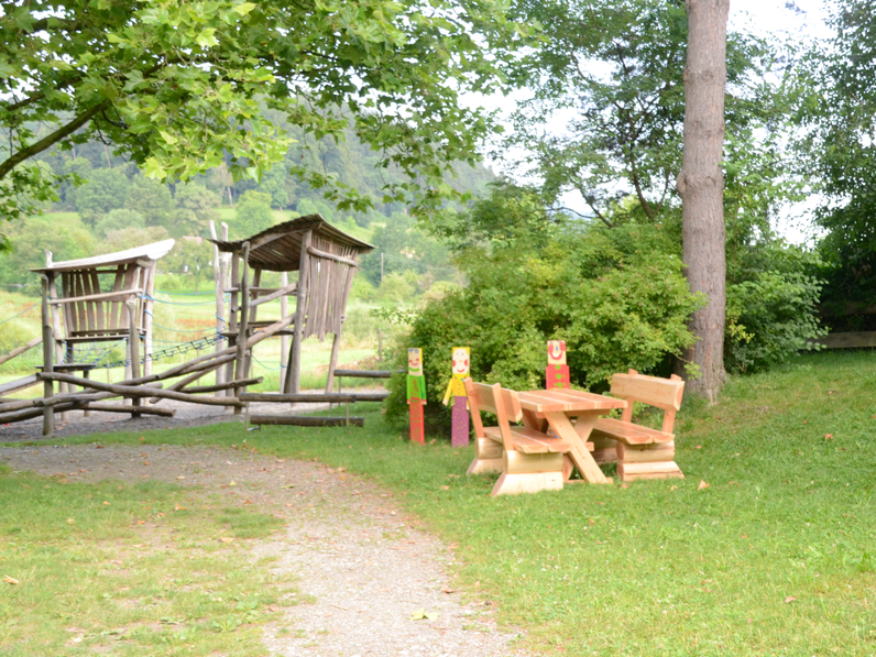 Bild Tisch mit Bänken