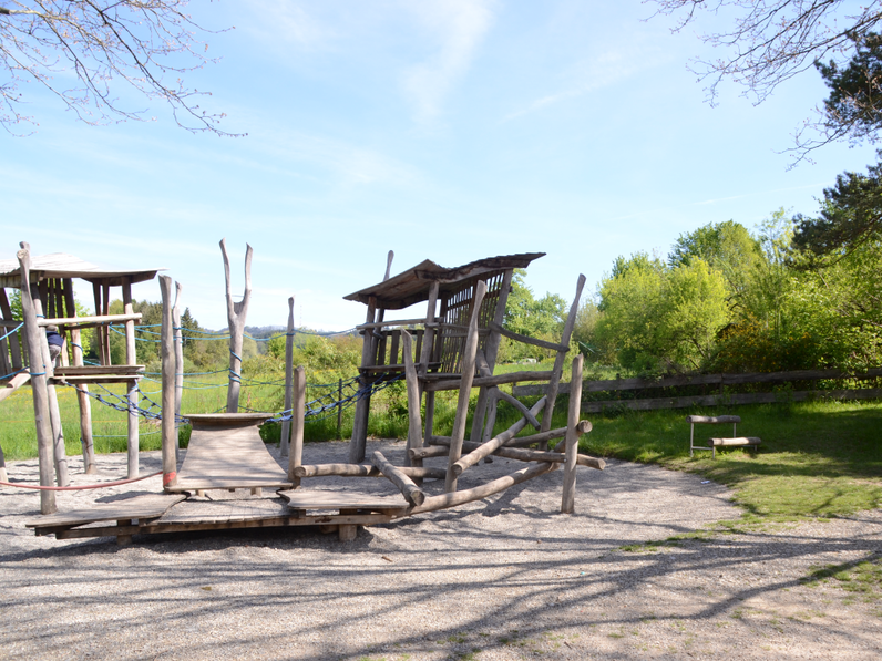 Bild Ansicht Schulhof Spielhaus