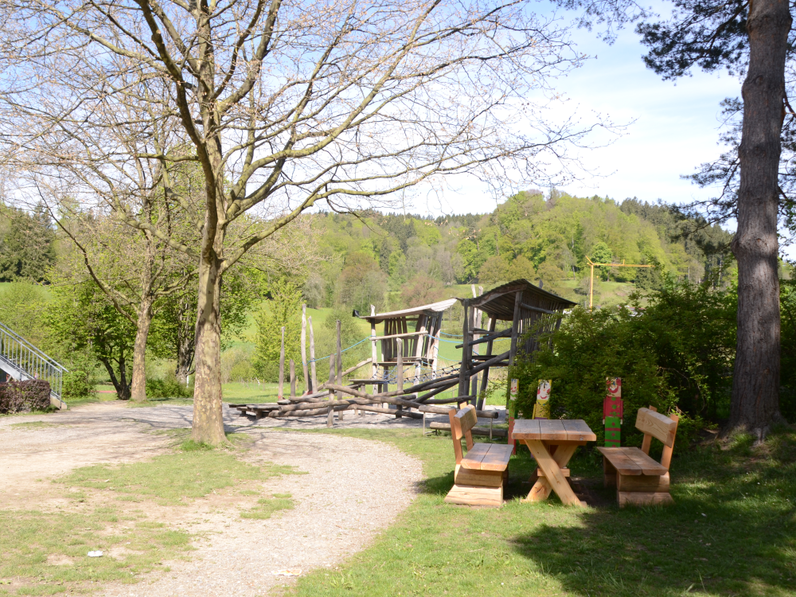 Bild Ansicht Schulhof Spielhaus